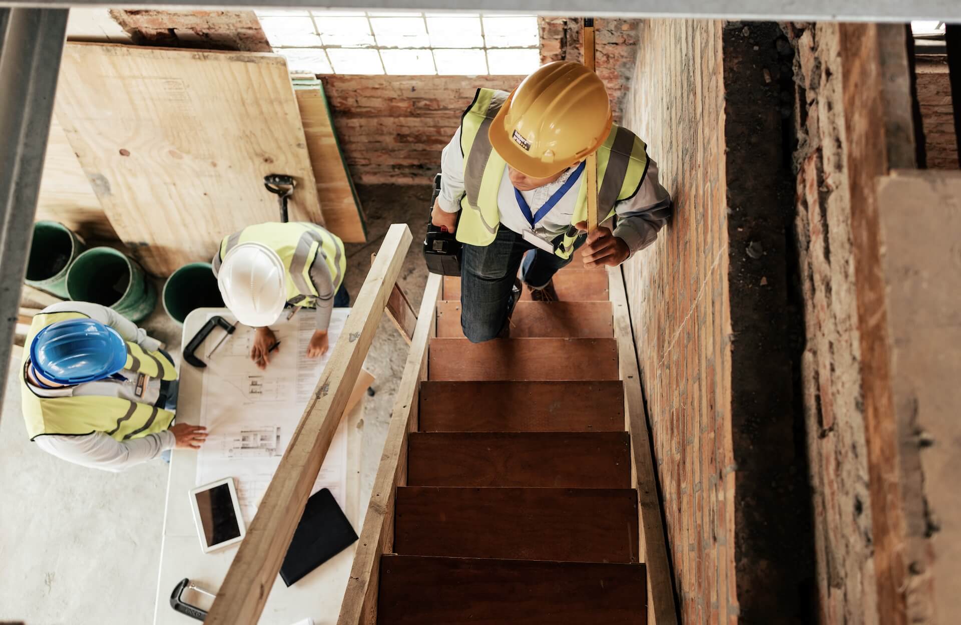 Trapprenovering Tomelilla inspekterar arbetsplats på trappa